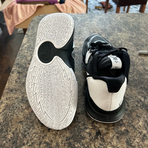 Nike Kyrie Irving basketball shoes - Picture 4 of 4